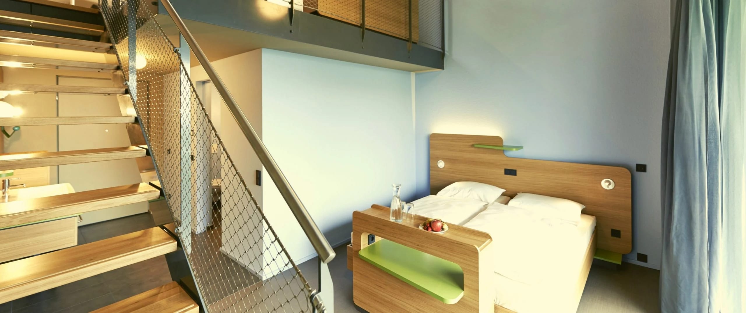 Wohnbereich der Inselsuite unter dem Dach mit Sofa und Arbeitsplatz