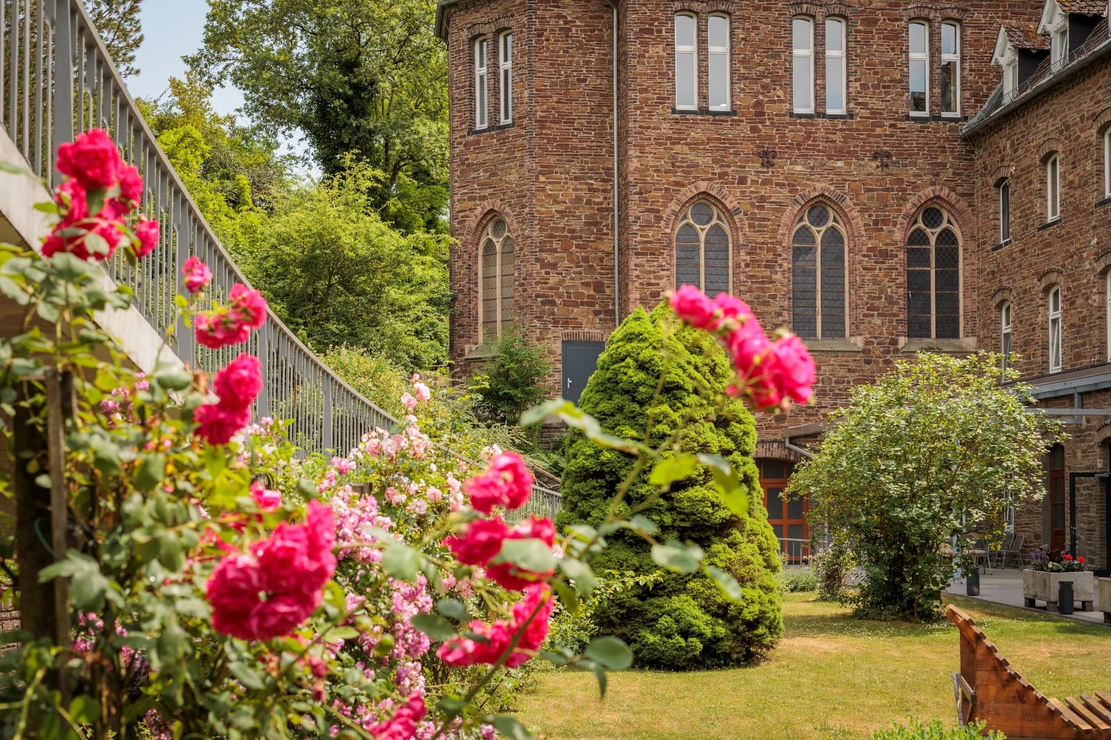 Klostergarten in Waldbreitbach mit Rosen