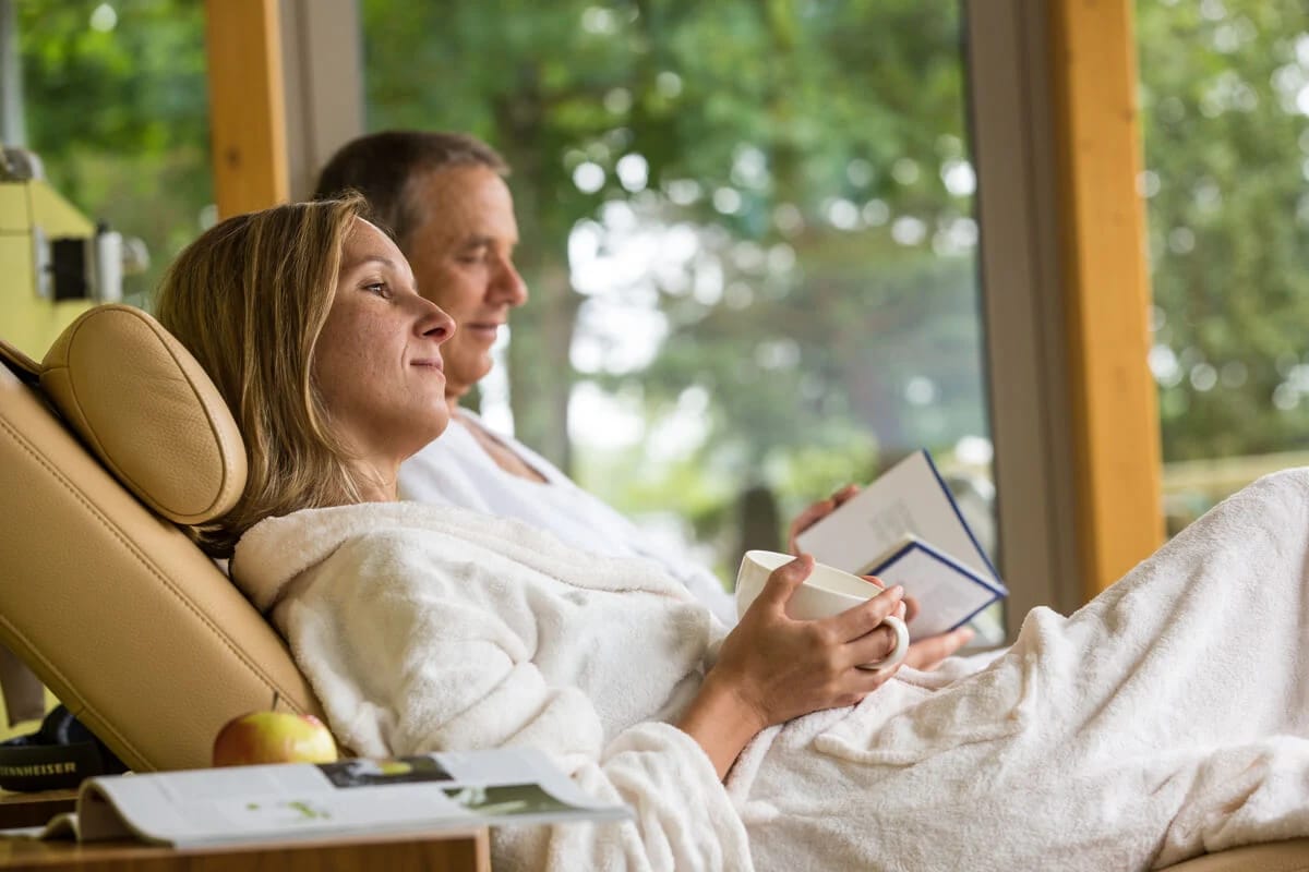 Ruhebereich im Spa mit Relaxliegen am großen Fenster