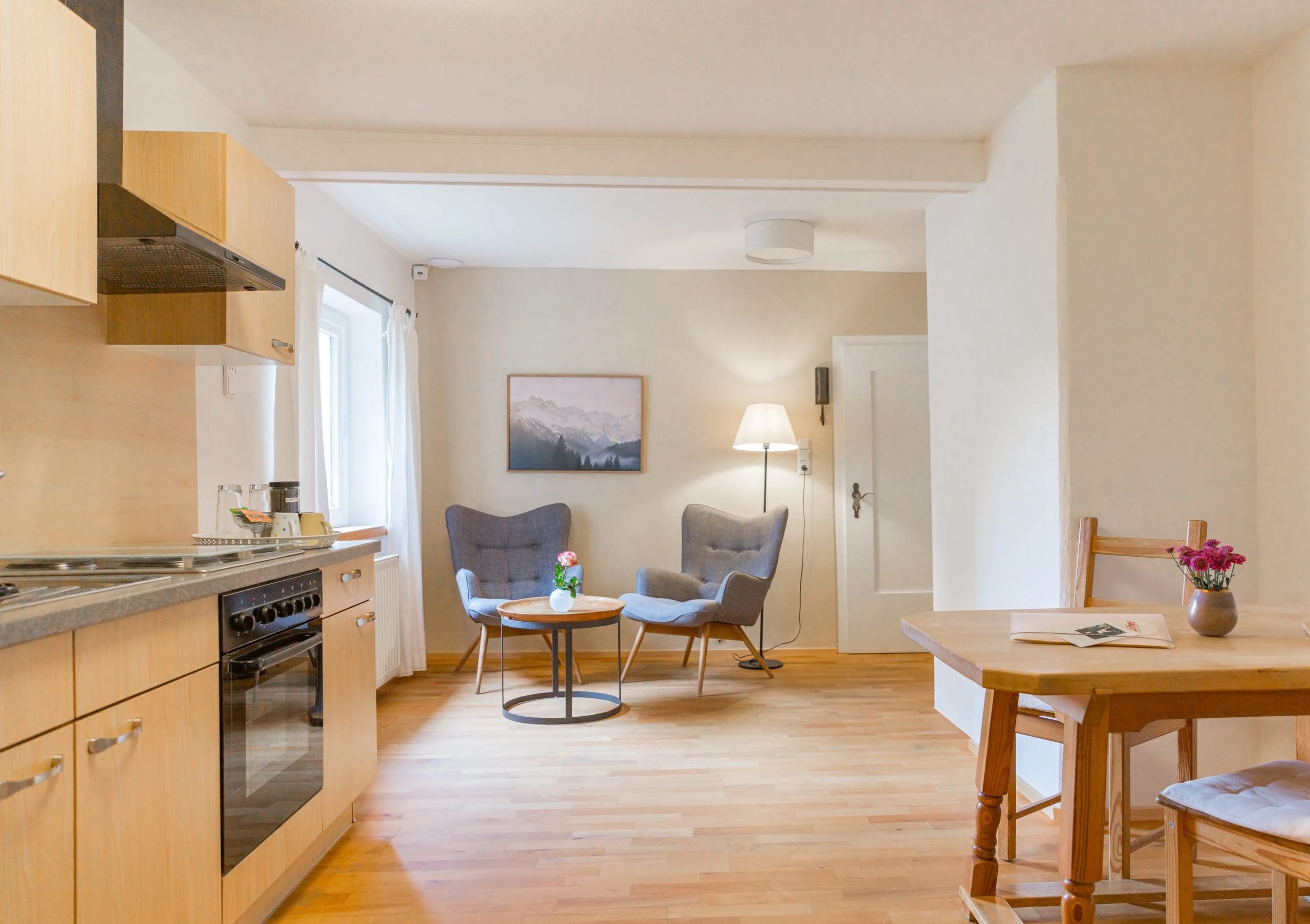Apartment mit offener Küche, Sitzecke und Esstisch