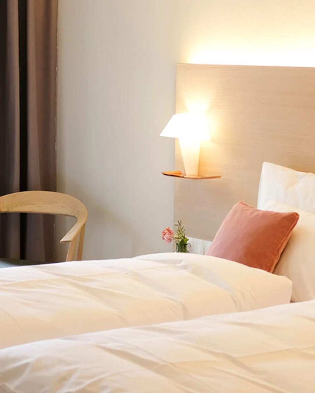 Doppelzimmer mit Daybed, Balkon und warmem Licht