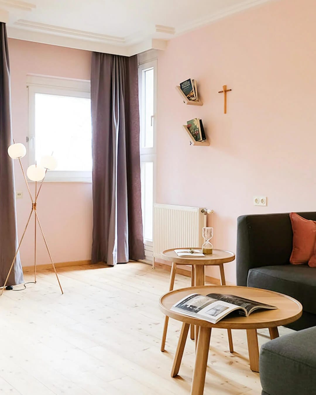 Suite mit Wohnbereich, rosa Wänden und Holzboden