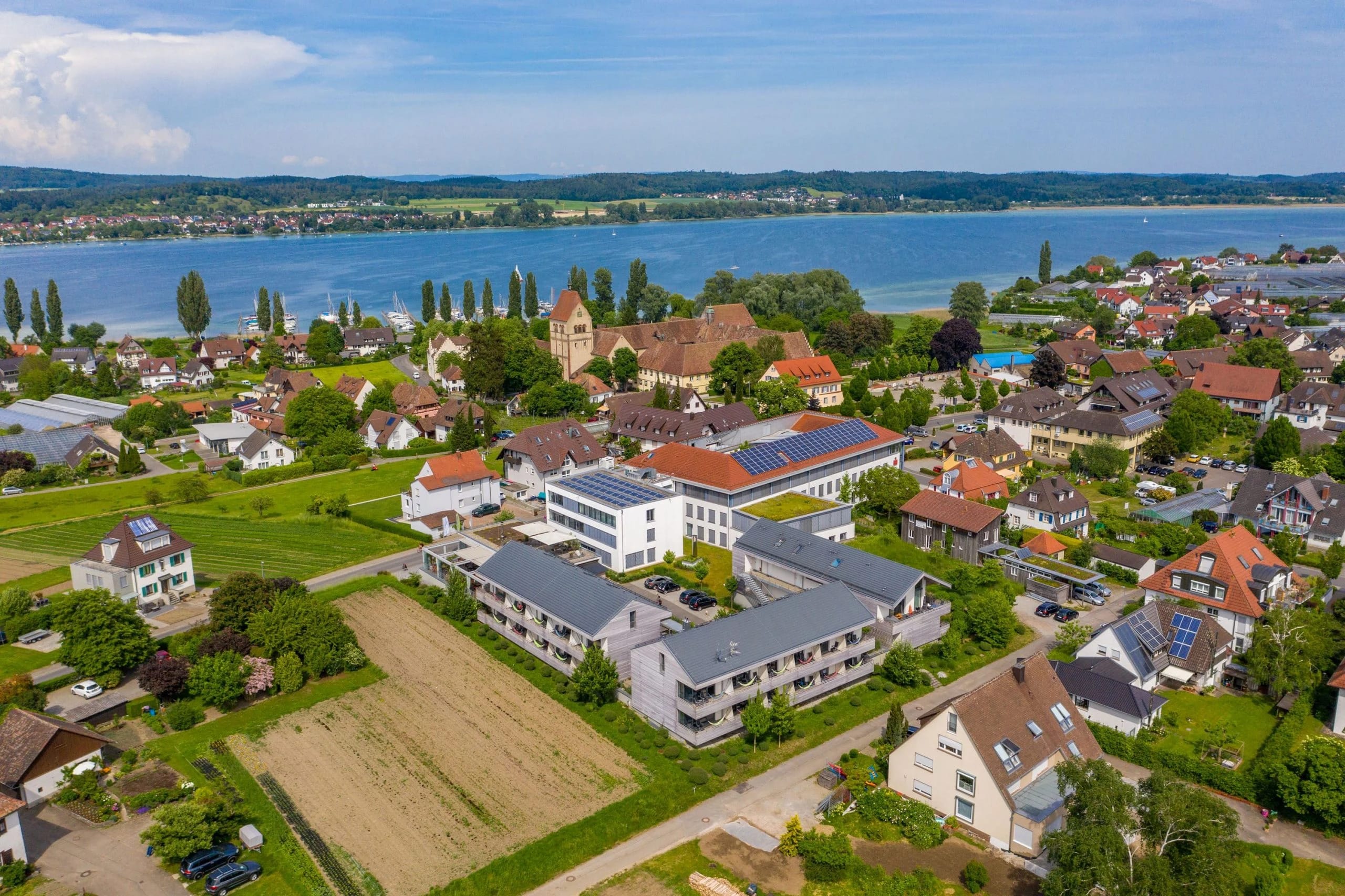 Luftaufnahme des Hotels am Bodensee mit Blick über die Insel Reichenau auf den See