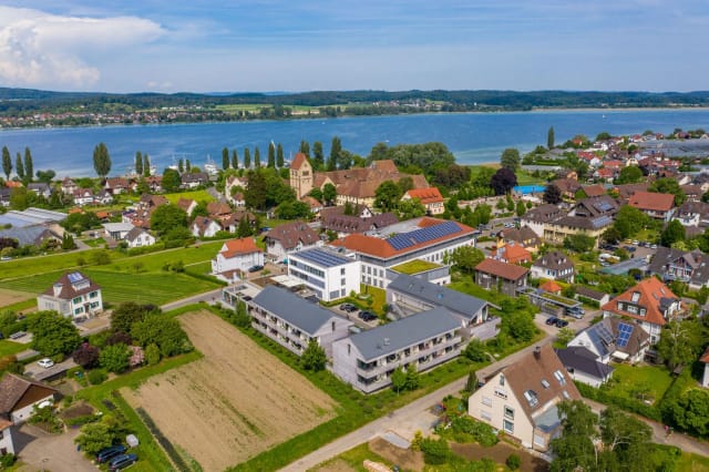 Luftaufnahme des Hotels am Bodensee mit Blick über die Insel Reichenau auf den See
