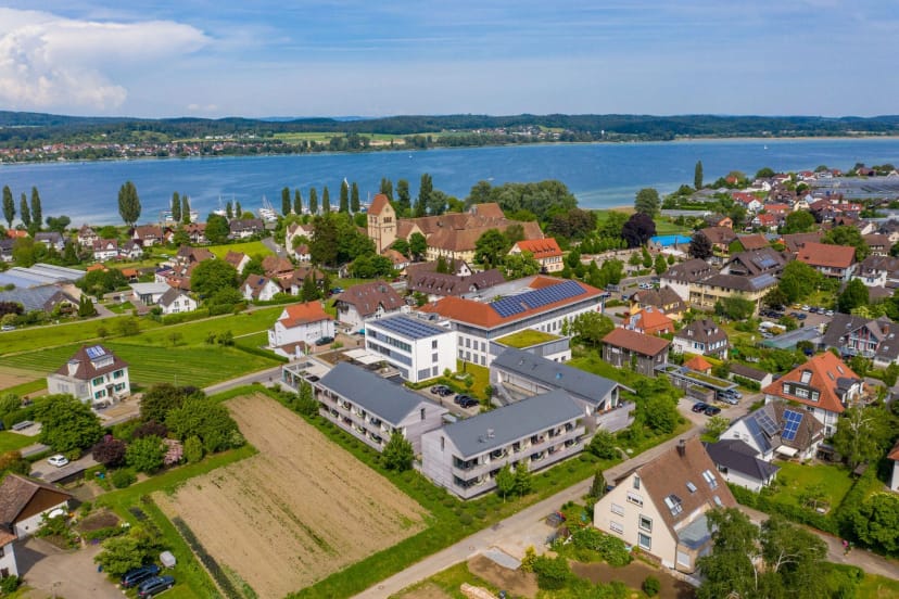 Luftaufnahme des Hotels am Bodensee mit Blick über die Insel Reichenau auf den See