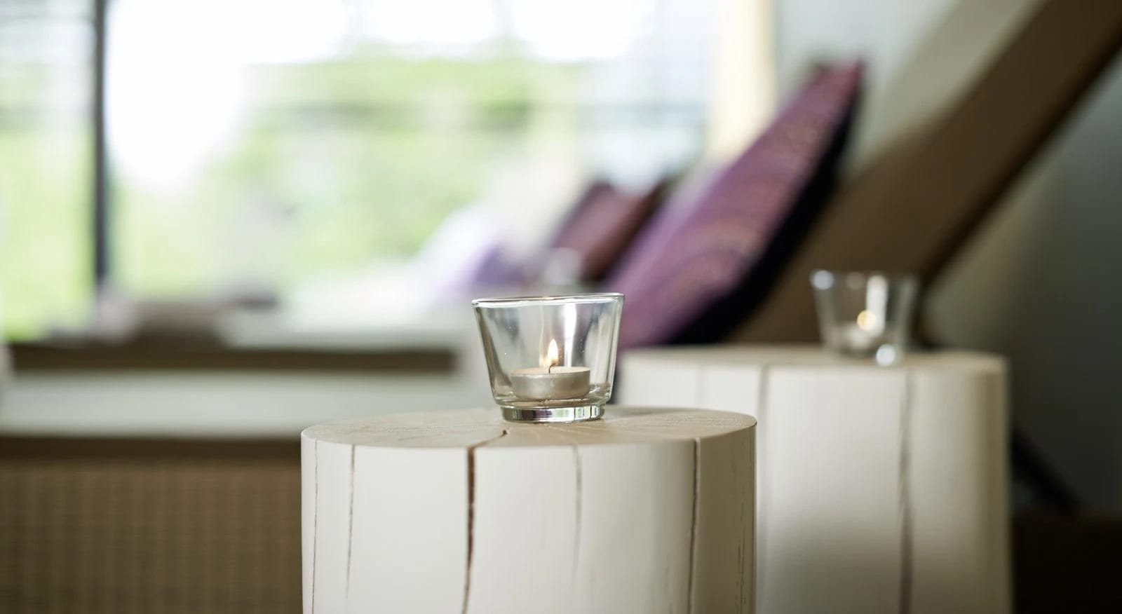 Ruheraum mit Relaxliegen am Fenster