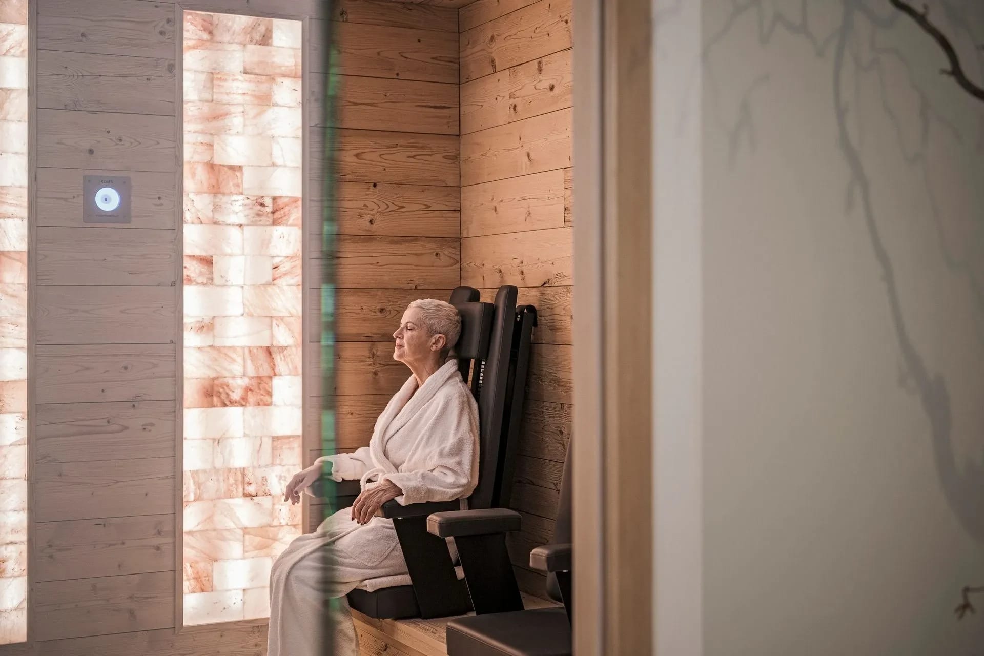 Liegesessel vor einer hinterleuchteten Salzsteinwand im Wellnessbereich