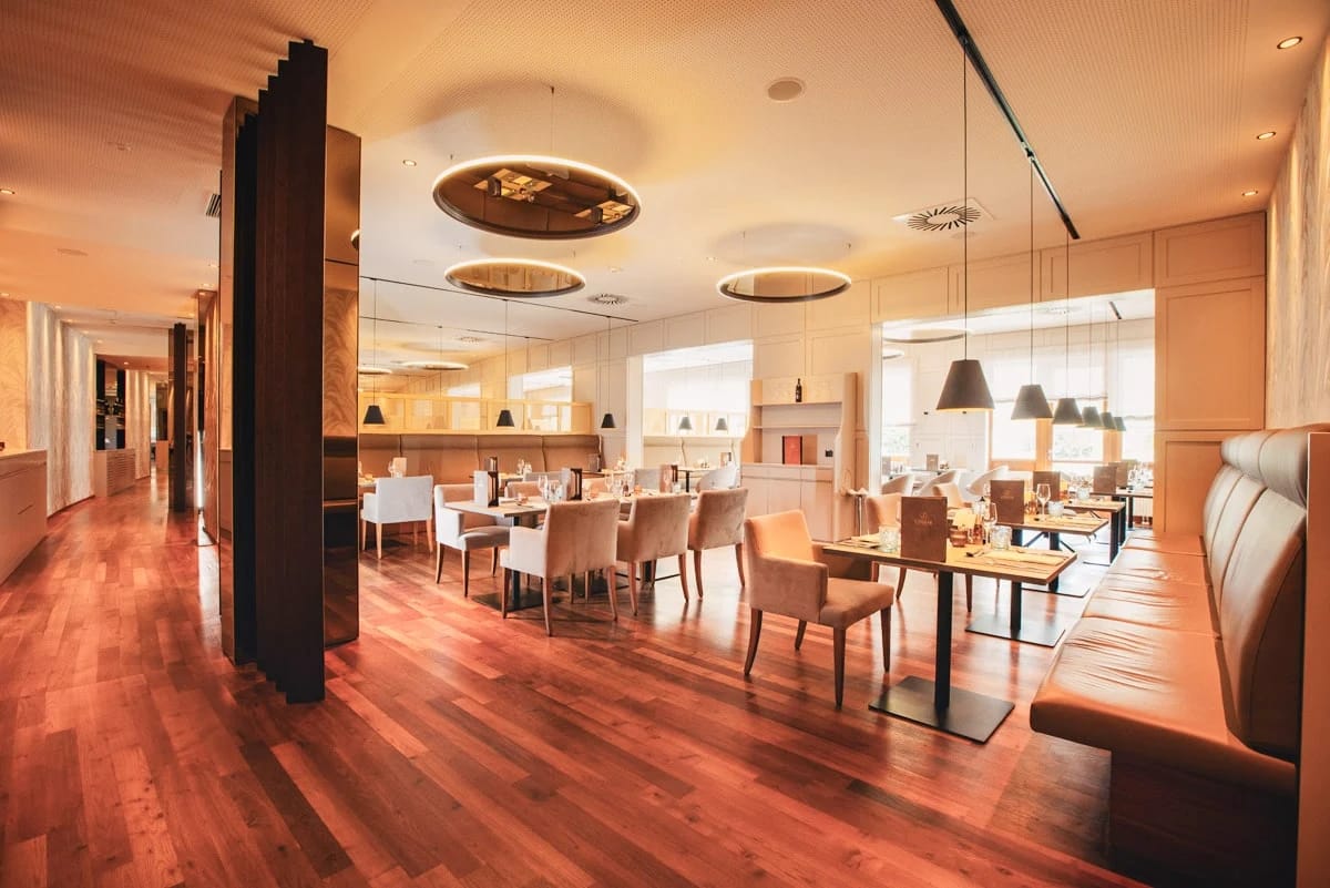 Restaurant mit gedeckten Tischen und Holzboden