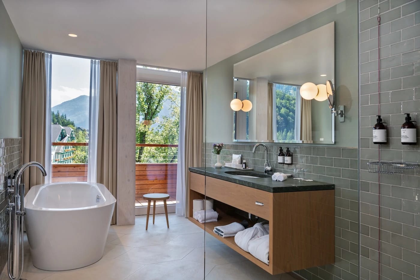 Badezimmer mit freistehender Badewanne, Doppelwaschtisch und bodentiefem Fenster