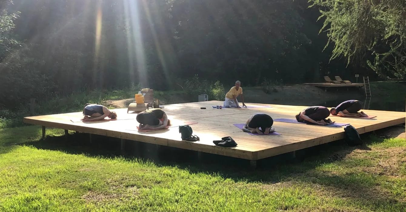 Plattform am Naturbadesee für Outdoor-Yoga