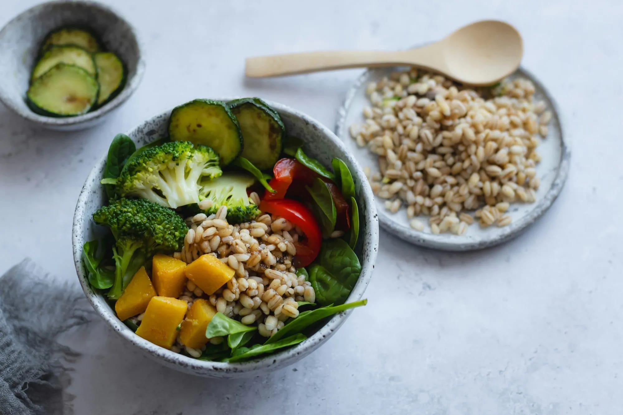 Bunte Bowl mit Gemüse und Graupen