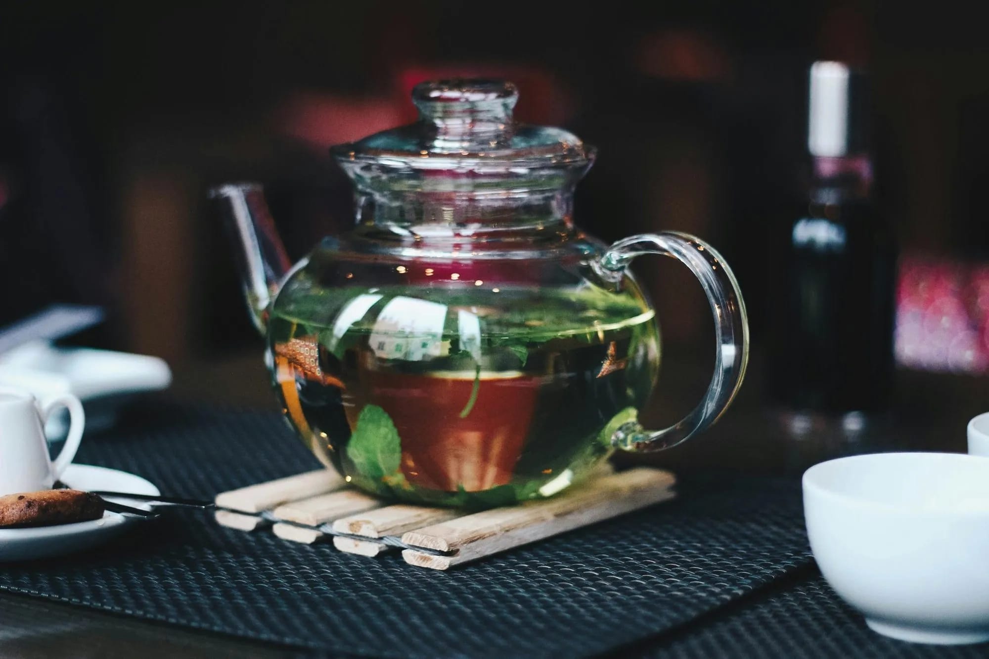 Glaskanne mit frischem Kräutertee