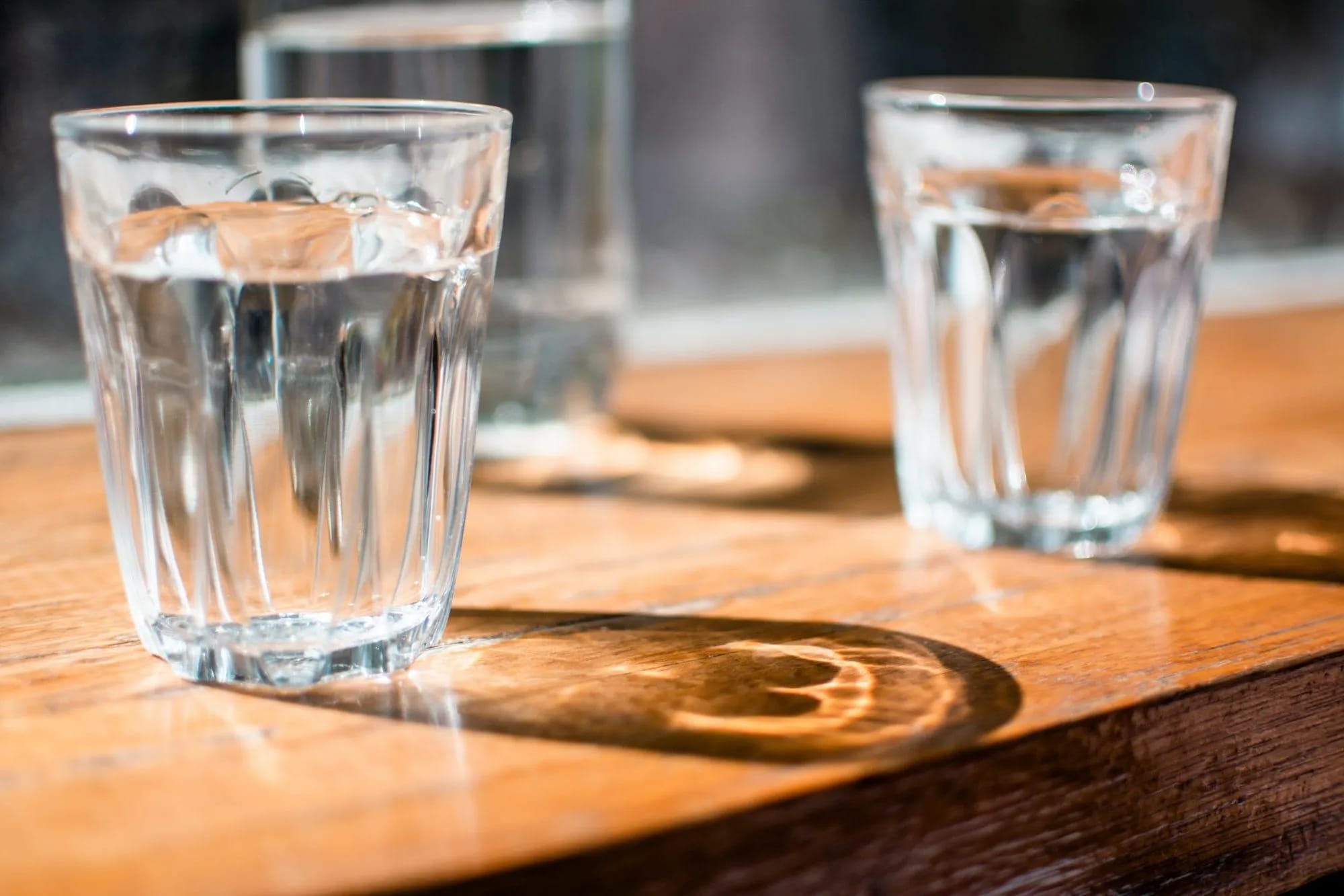 Zwei Gläser Wasser auf Holztisch