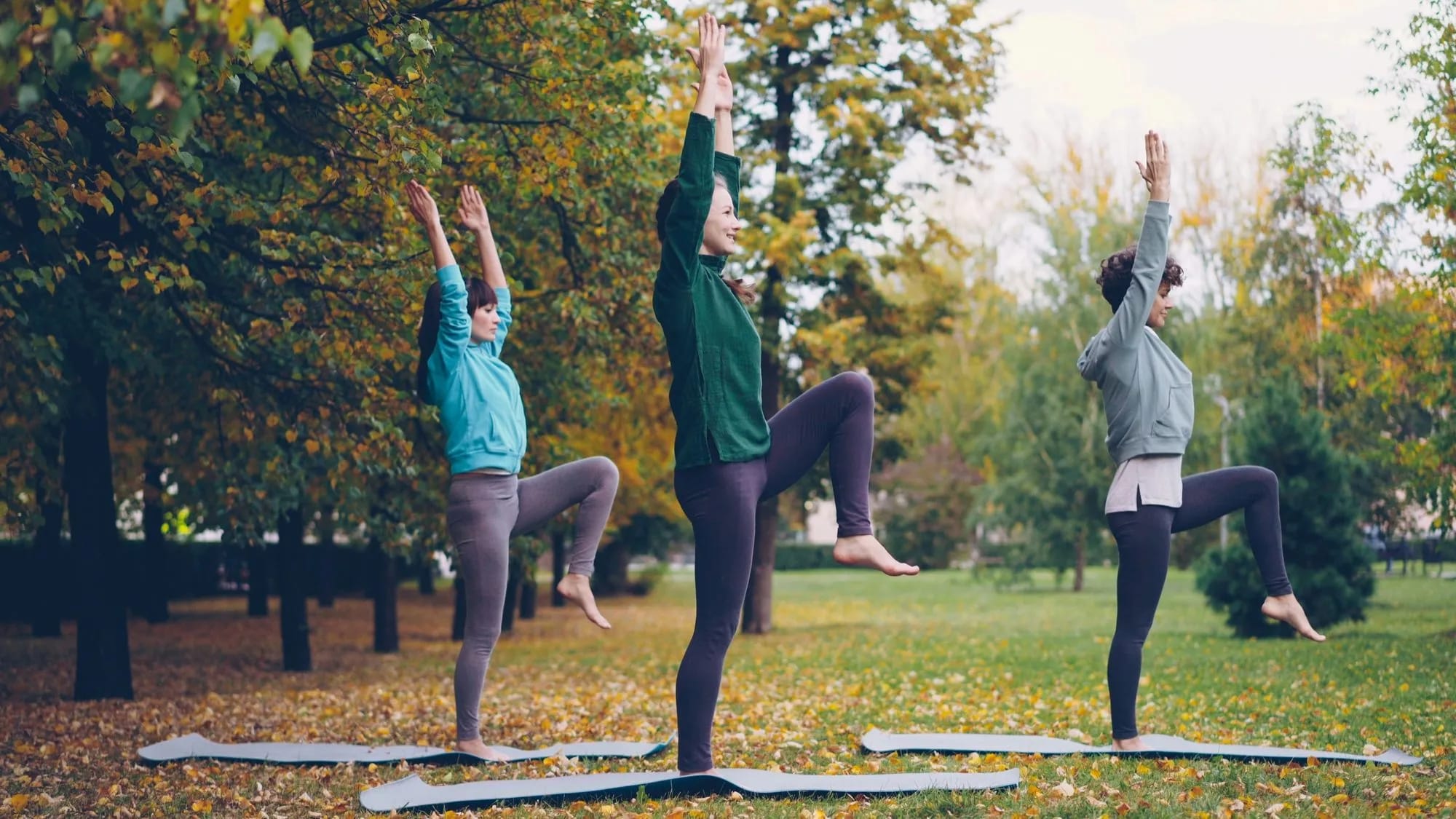 Yoga im herbstlichen Park