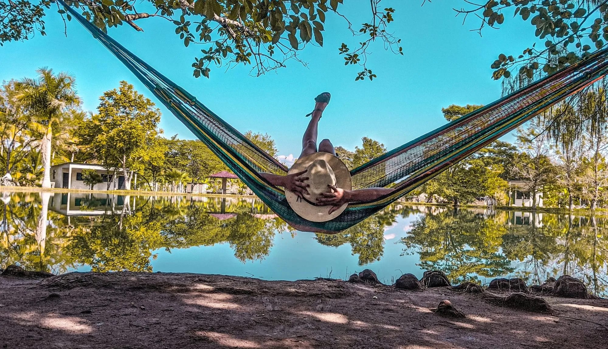 Entspannung in der Hängematte am See