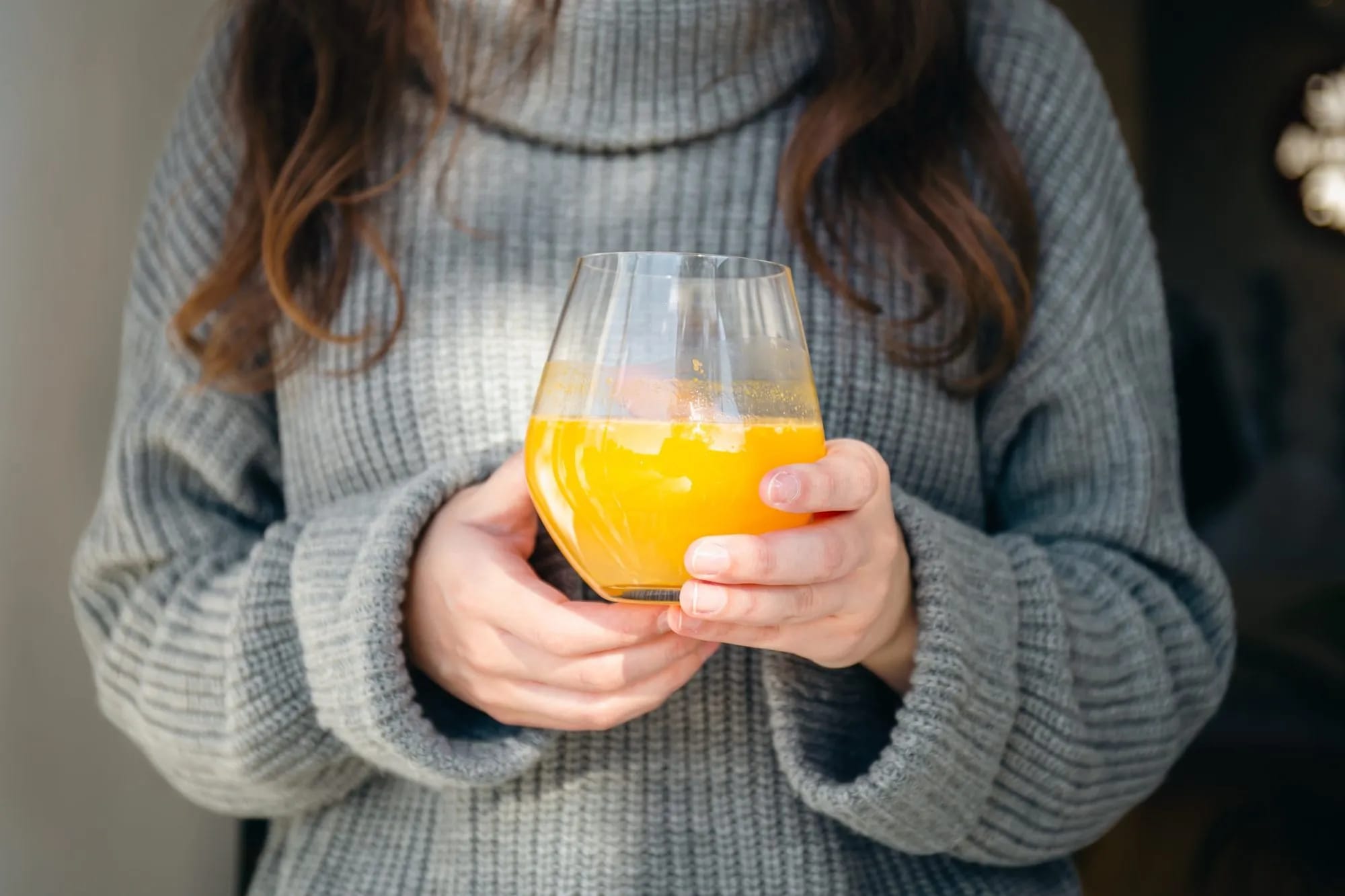 Frau hält Glas mit frischem Saft