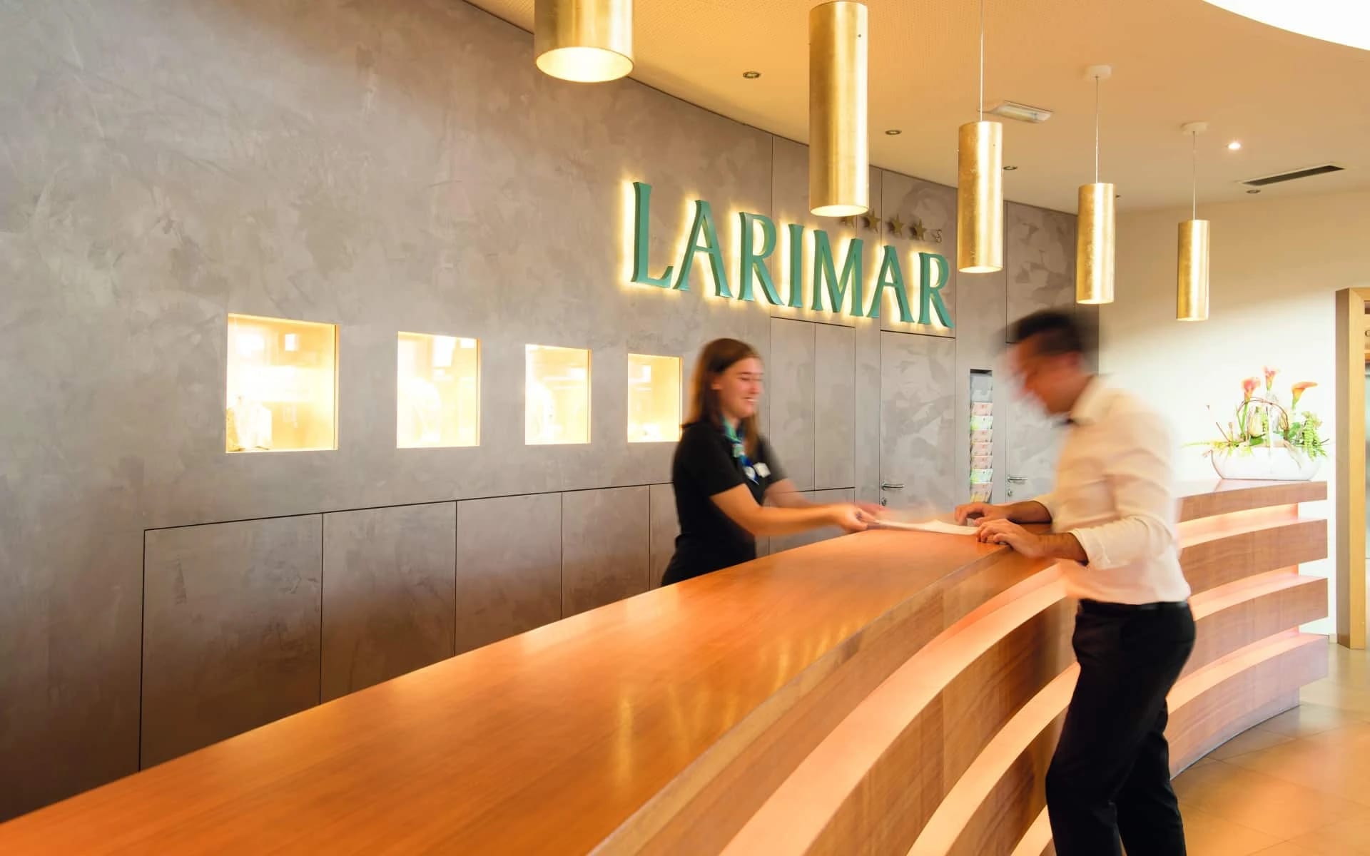 Empfangsbereich mit Rezeption und Larimar-Schriftzug