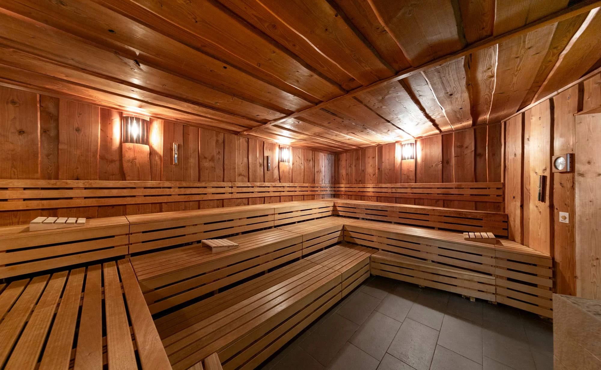 Finnische Sauna mit umlaufenden Holzbänken auf mehreren Ebenen
