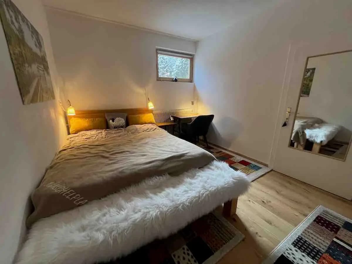 Schlafzimmer im Gartenloft mit Doppelbett und Fellüberwurf