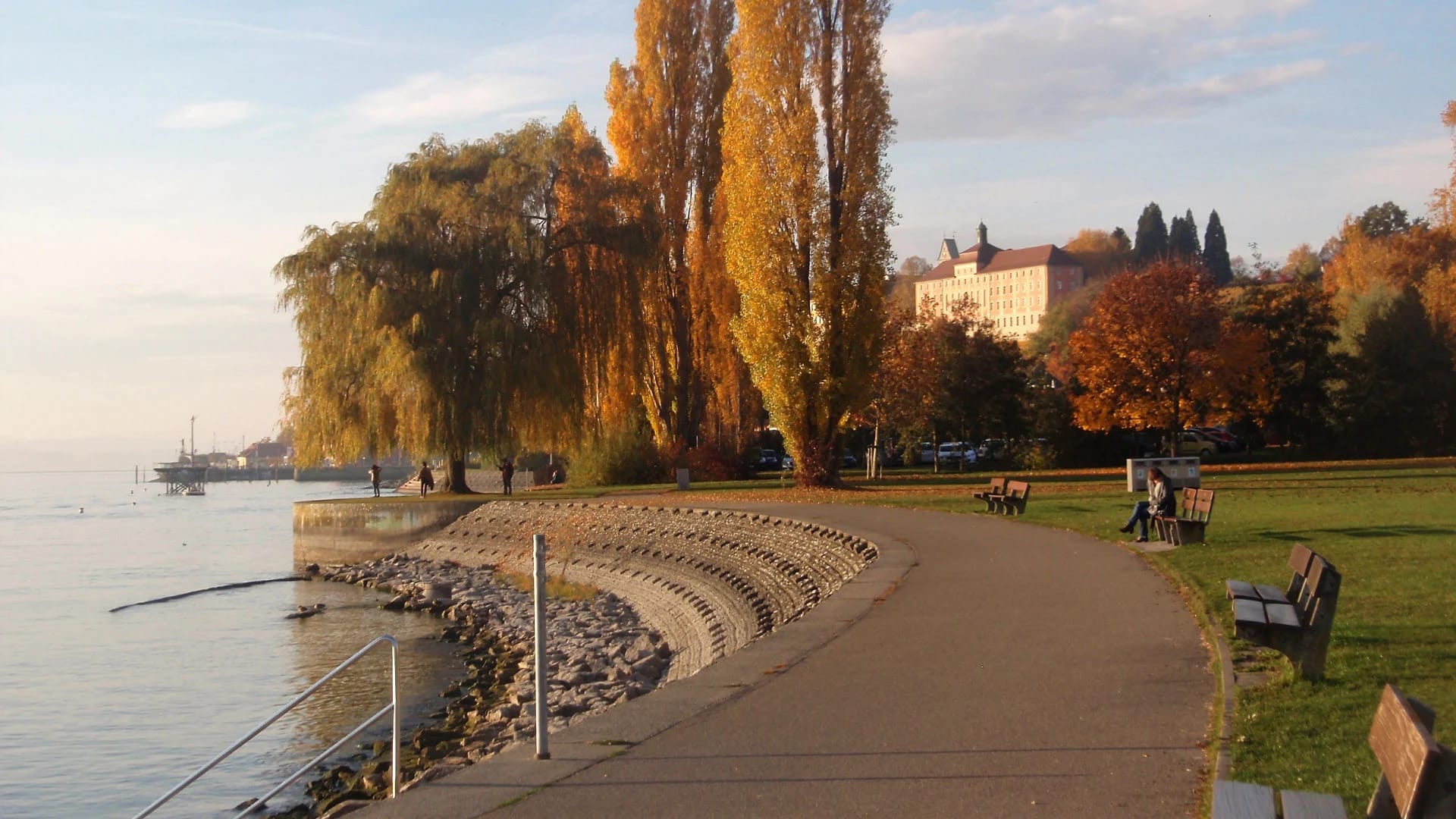 Seepromenade mit herbstlich gefärbten Bäumen am Ufer des Bodensees