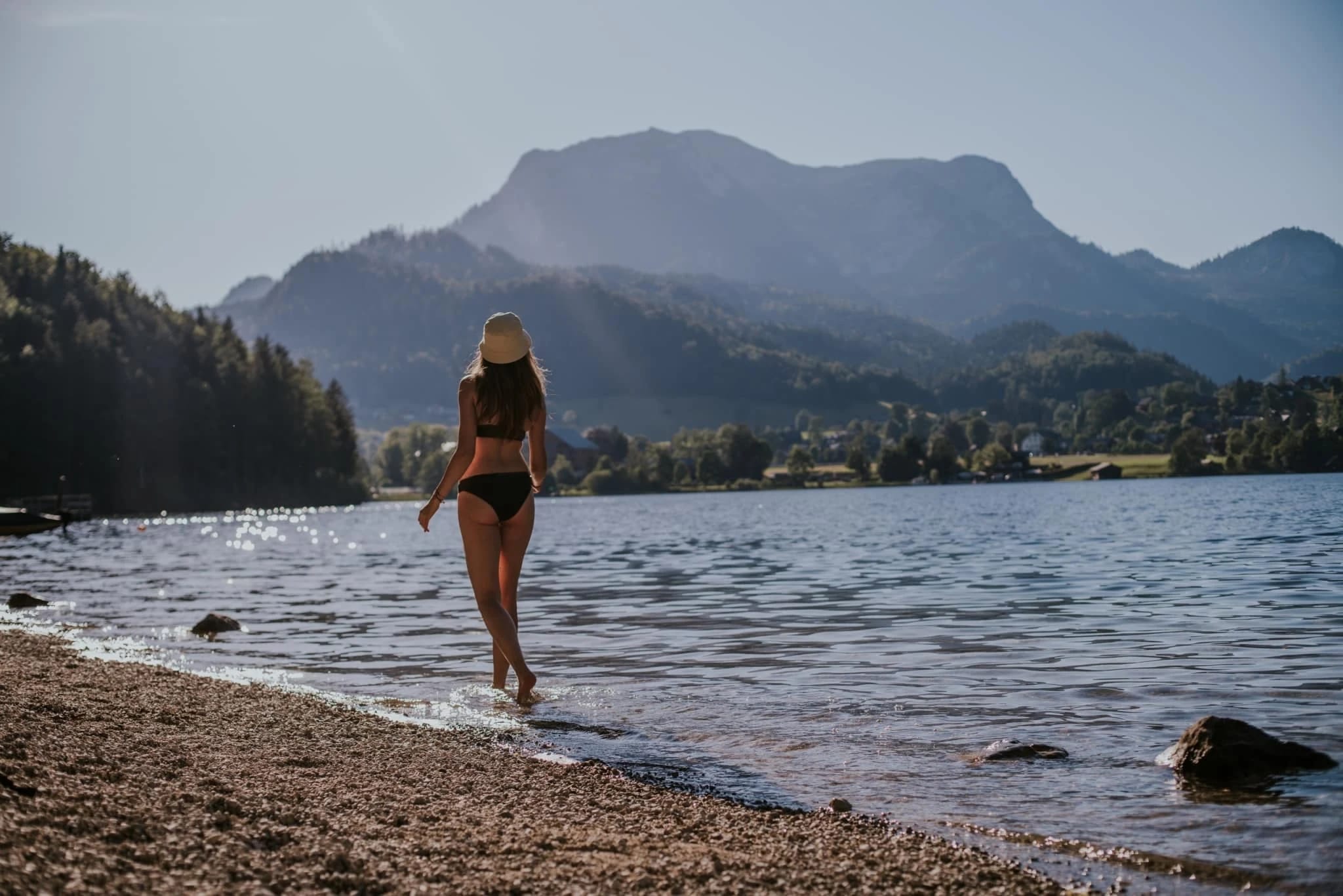 Frau am Ufer des Grundlsees mit Bergpanorama im Ausseerland Sommer
