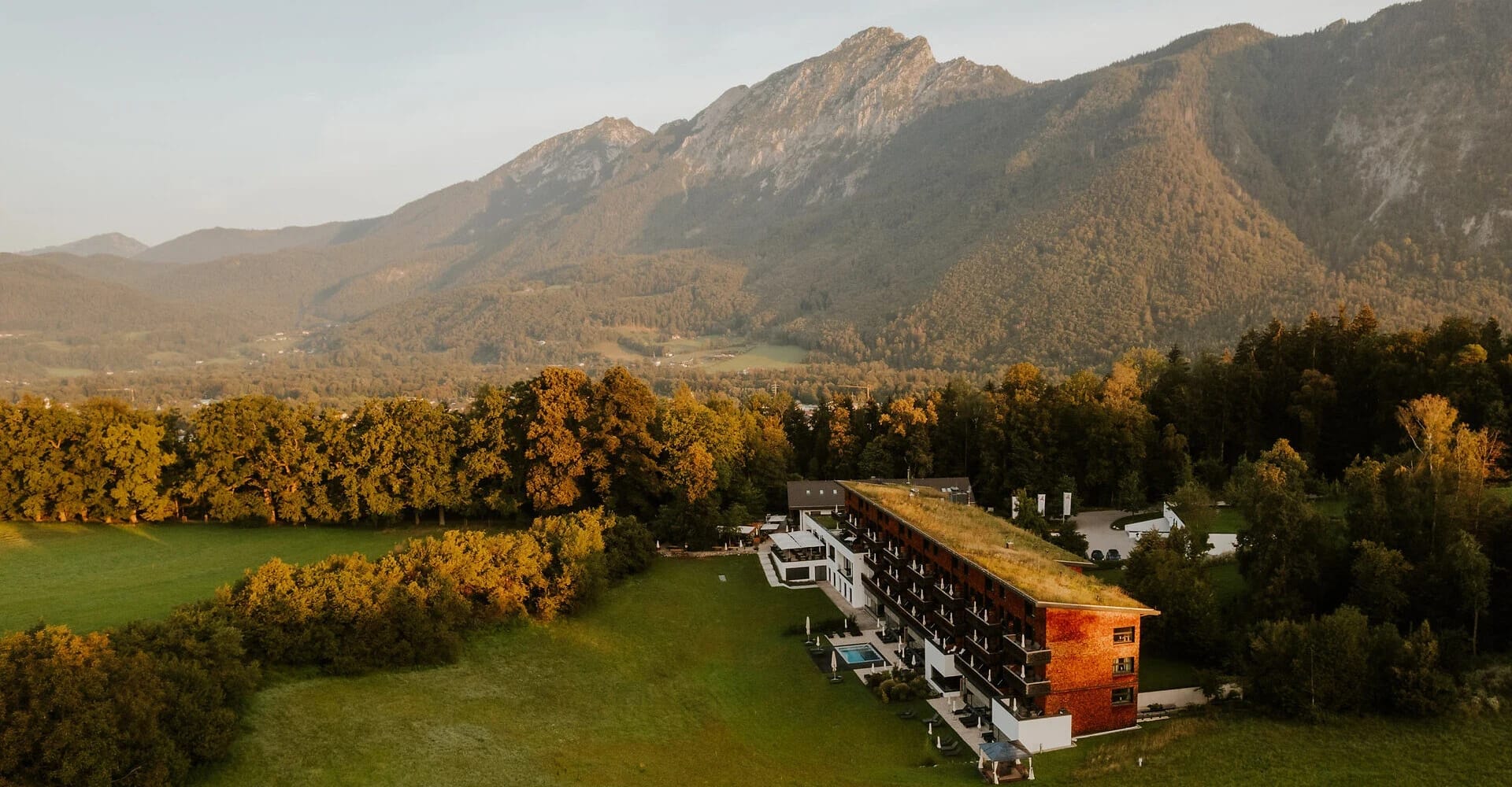 Luftaufnahme des Klosterhof Hotels eingebettet in herbstliche Landschaft vor dem Untersberg