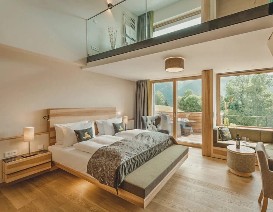 Spa-Loft-Badezimmer mit Einbauwanne, Panoramafenster und Bergblick sowie integrierter Sauna