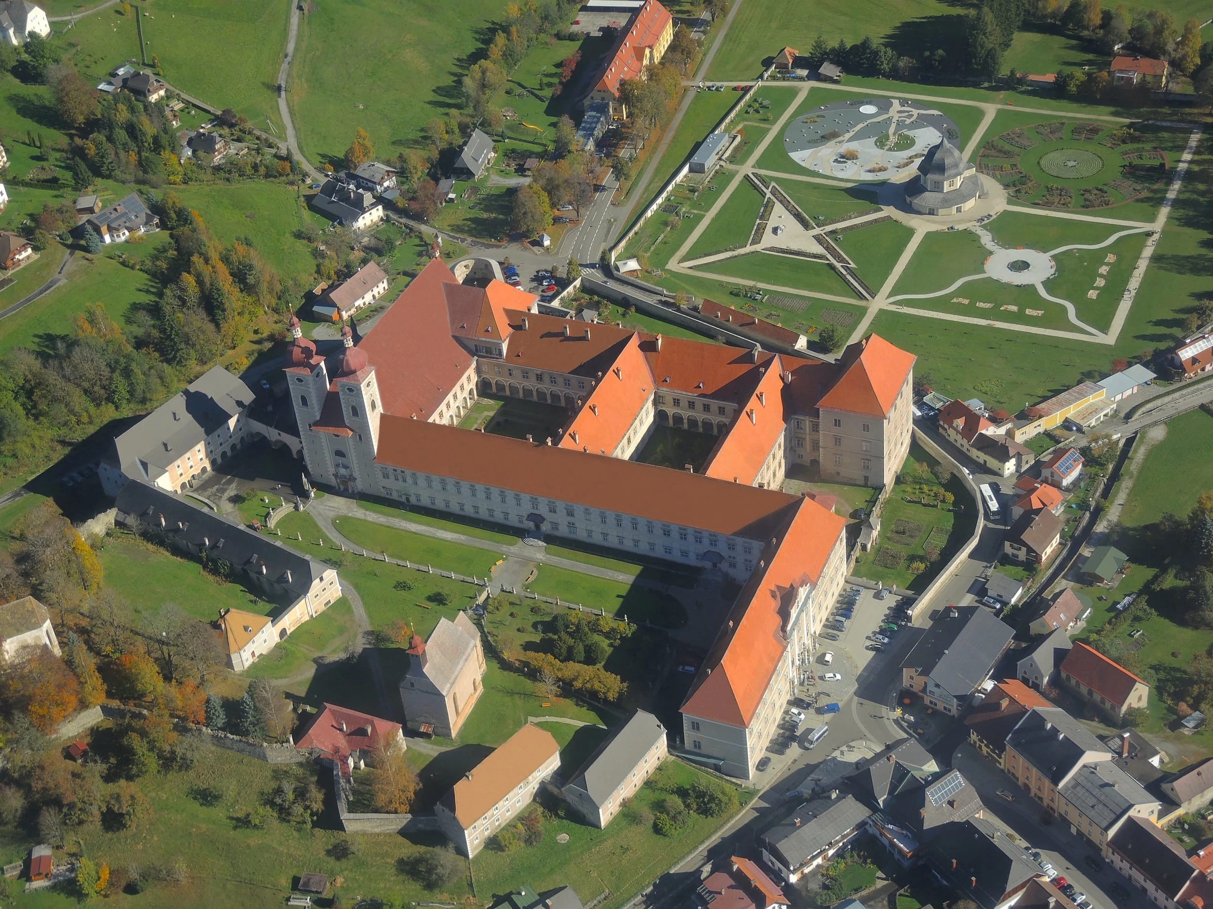 Luftaufnahme der Stiftsanlage mit Innenhof, Garten und umliegenden Wiesen