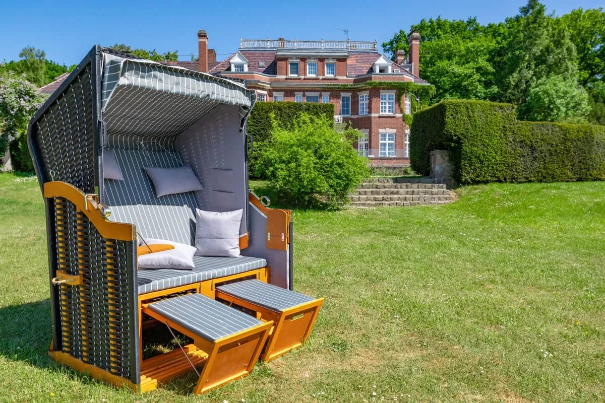 Strandkorb auf der Gartenwiese vor dem Schloss