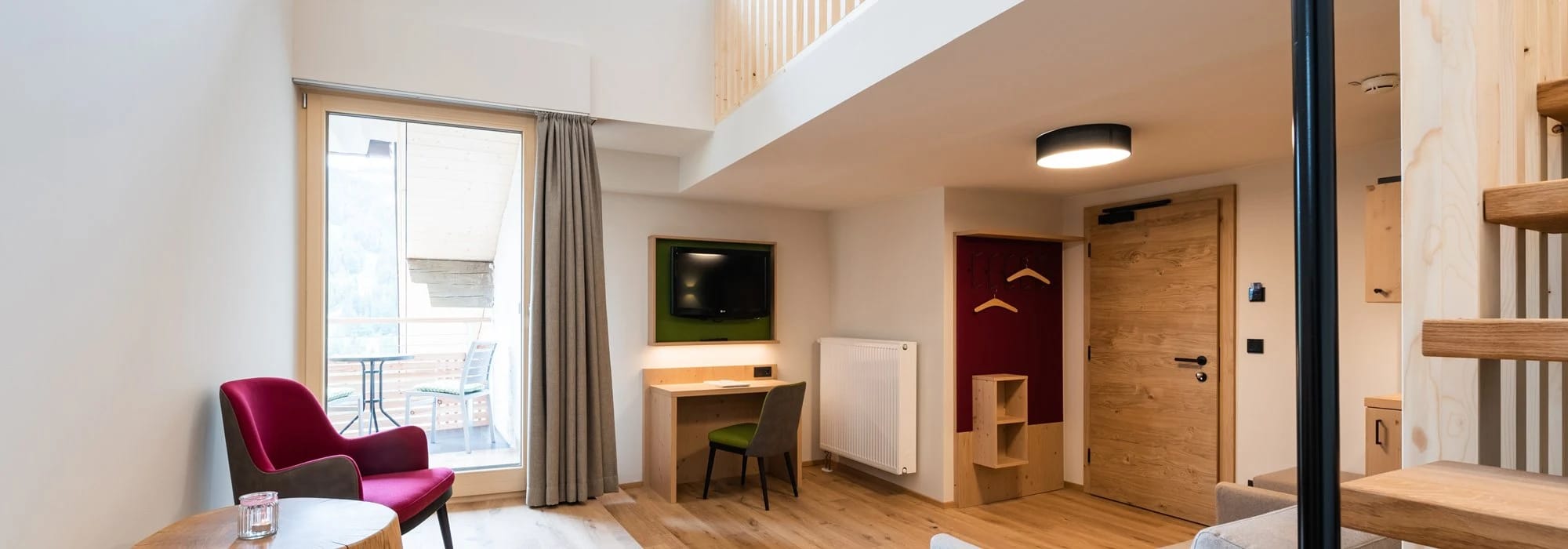 Lounge-Bereich der Suite mit dunkelblauen Sesseln und gelbem Sofa