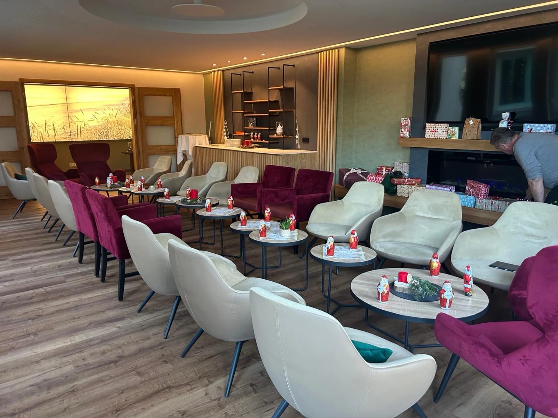 Lounge mit gepolsterten Sesseln und niedrigen Tischen