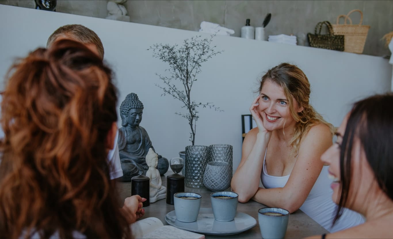 Eine Runde von Frauen unterhält sich während einer Tasse Tee