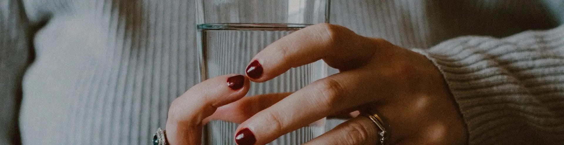Frau mit einem Glas Wasser in der Hand