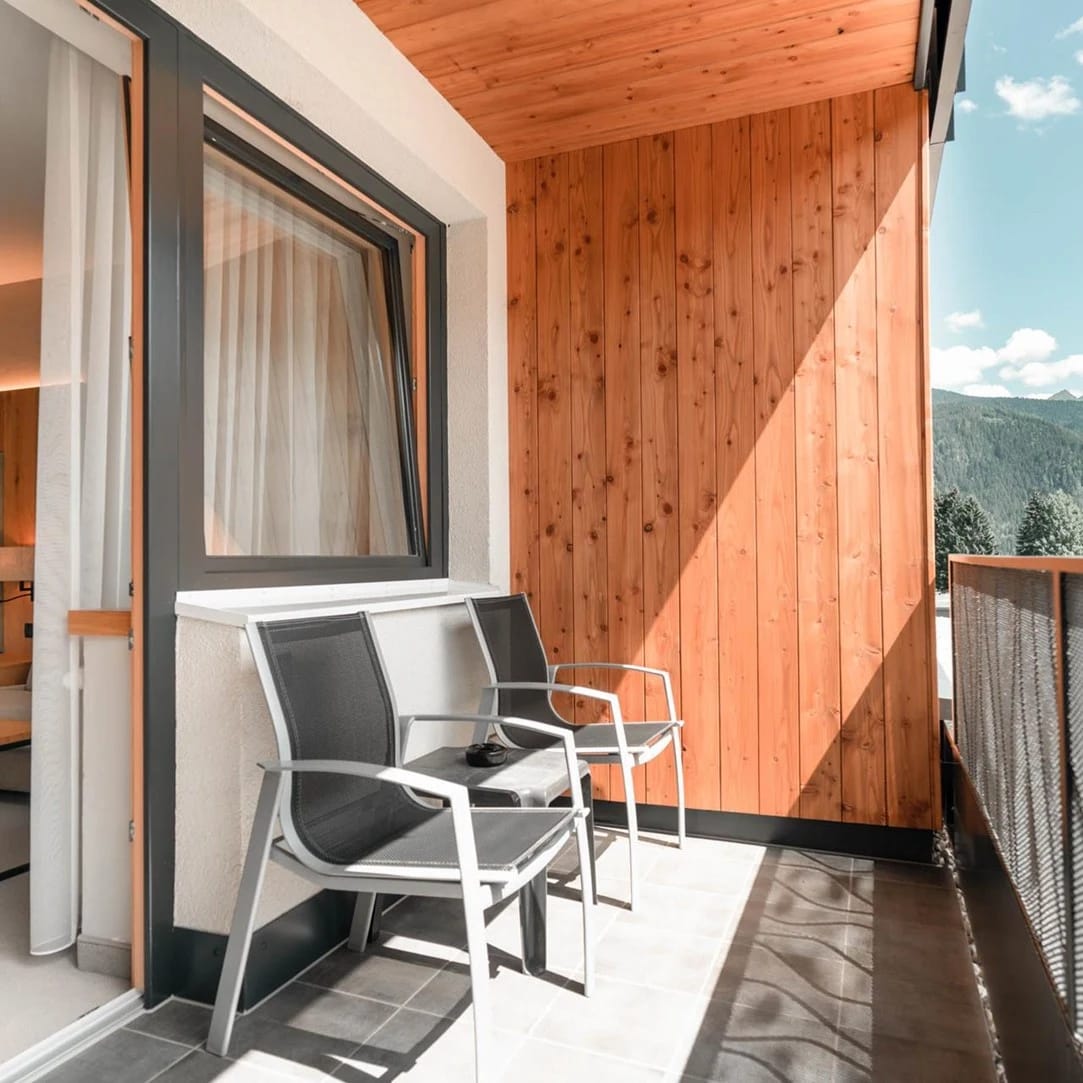 Zimmerbalkon mit Sitzgelegenheit und Blick auf die Berge