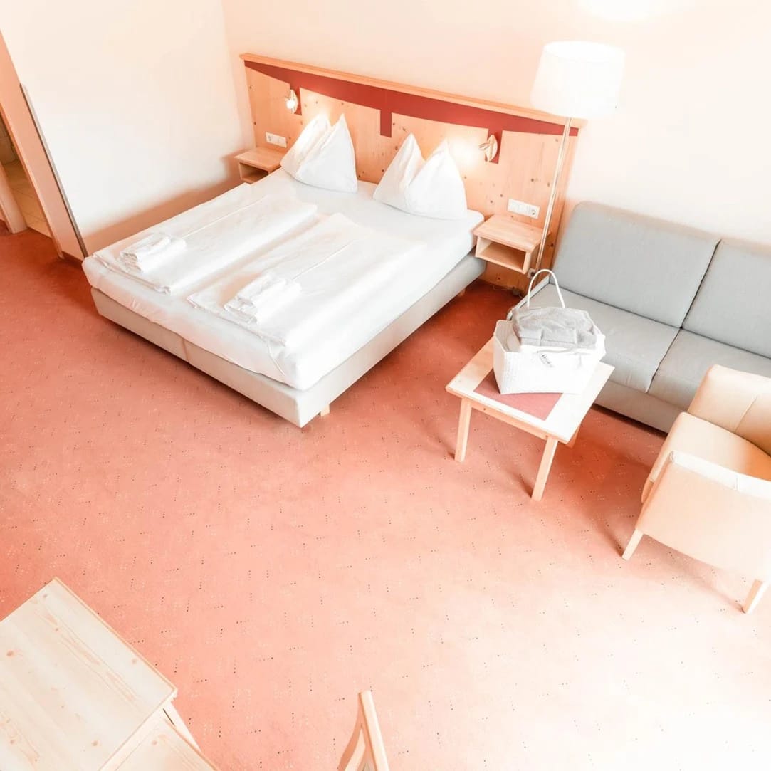 Geräumiges Zimmer mit Doppelbett, Sofa und Wohnbereich