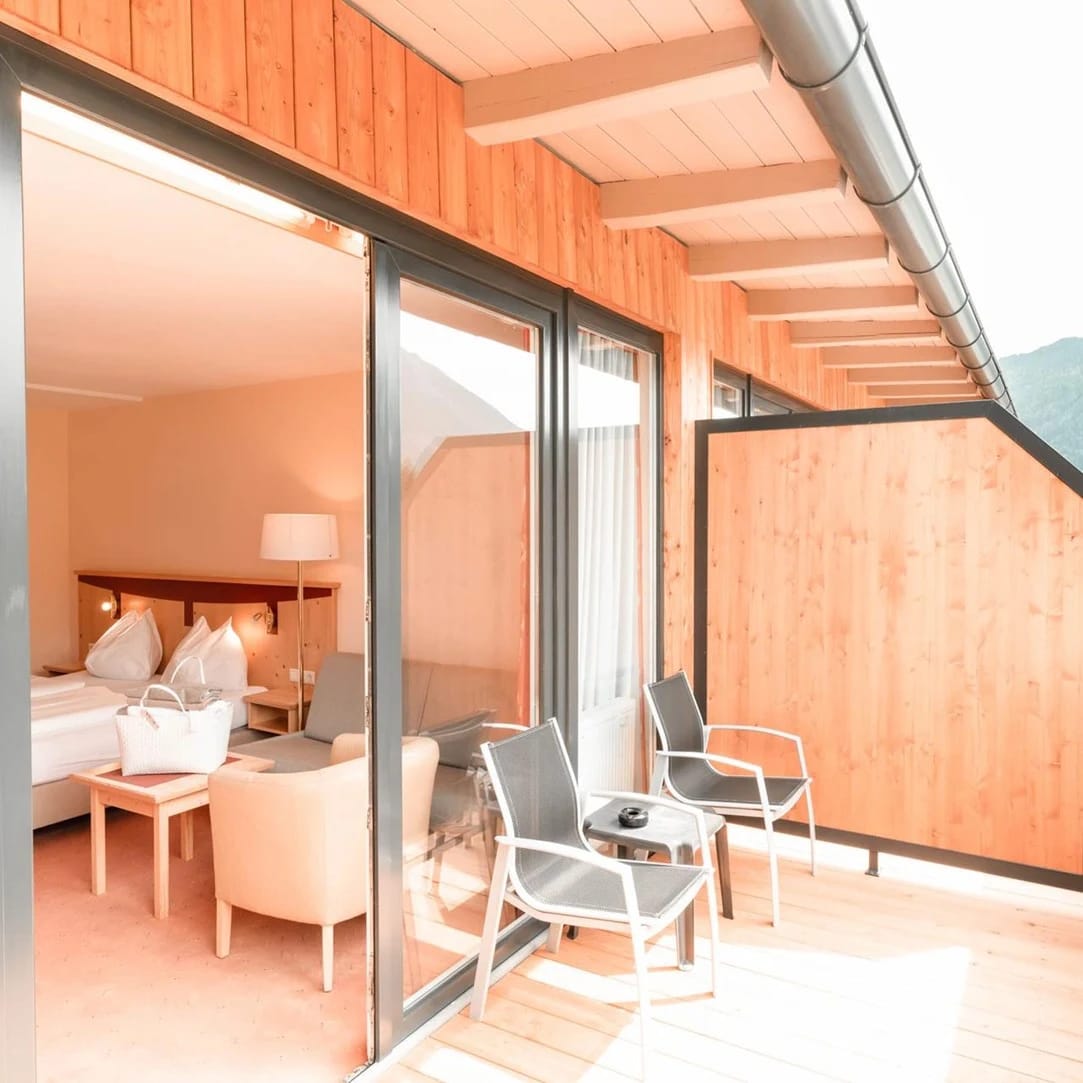 Suite mit überdachter Terrasse und Loungesesseln