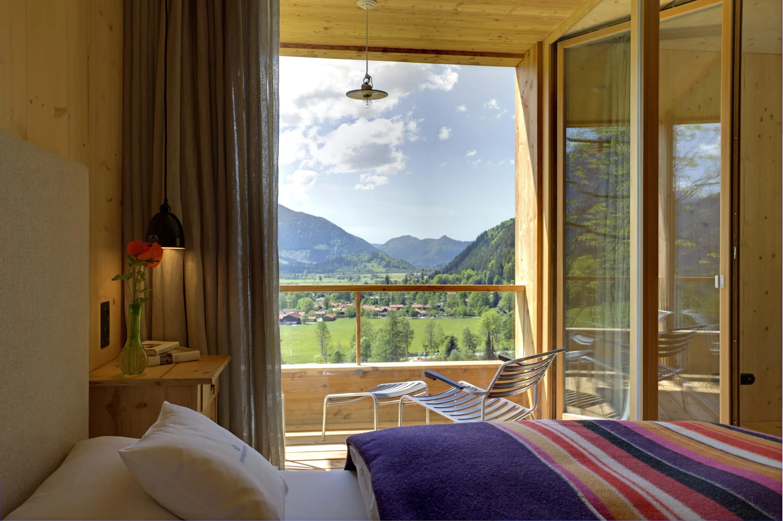 Helles Zimmer im Wiesenturm mit offenem Balkon und weitem Blick auf Tal und Bergpanorama