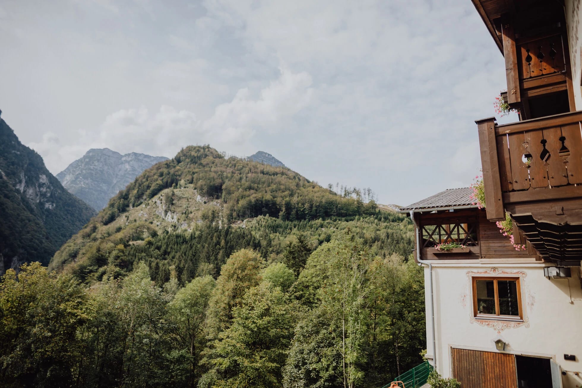 Blick vom Balkon auf die bewaldeten Berge rund um das Hotel