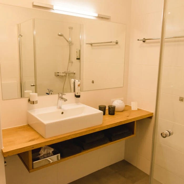 Modernes Doppelzimmer mit Holzverkleidung und gelbem Samtsofa