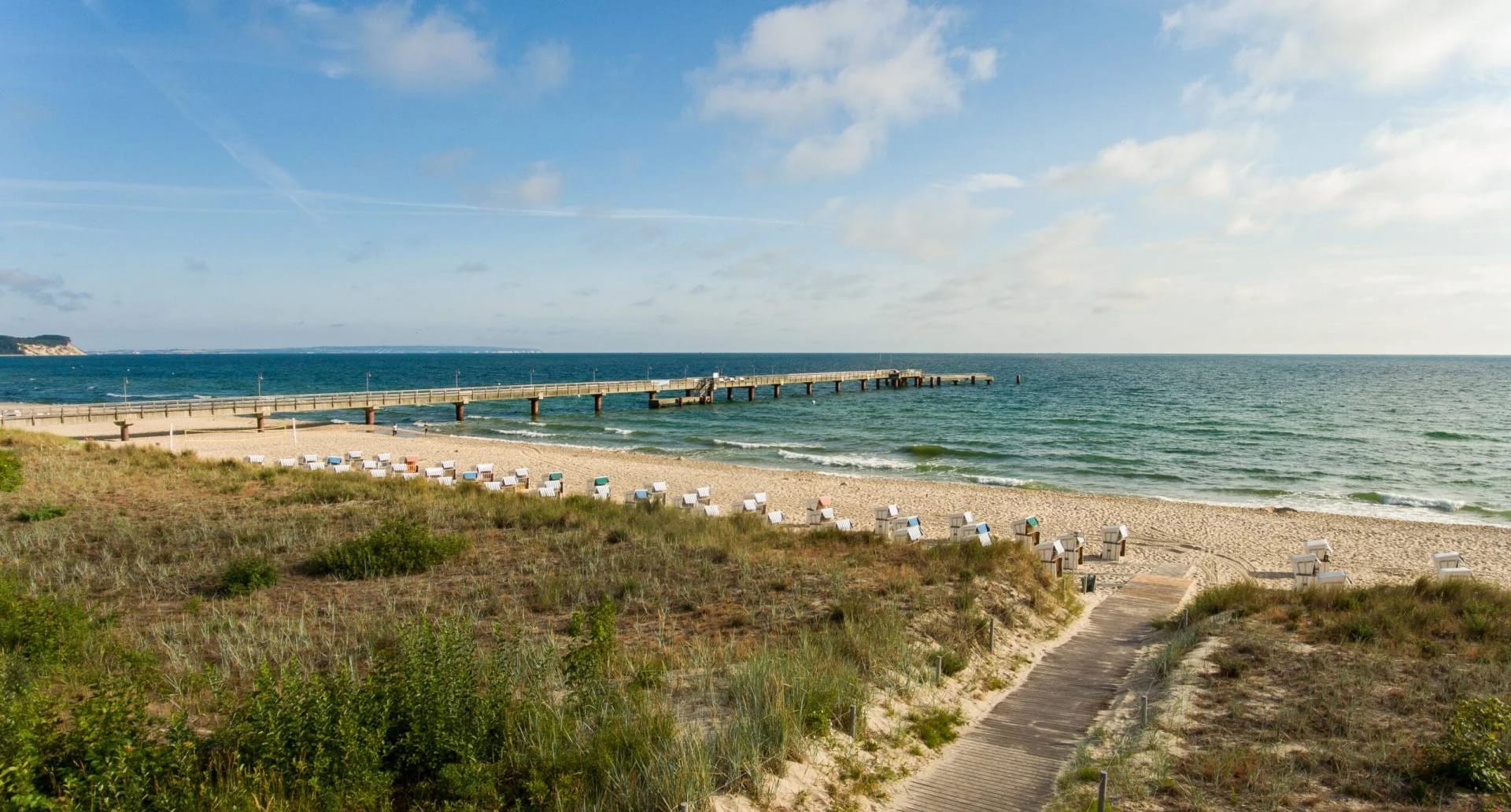Ostseestrand mit Seebrücke in Göhren