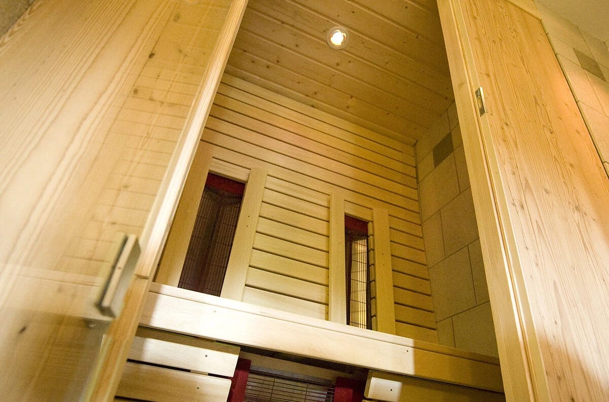 Infrarotkabine aus hellem Holz