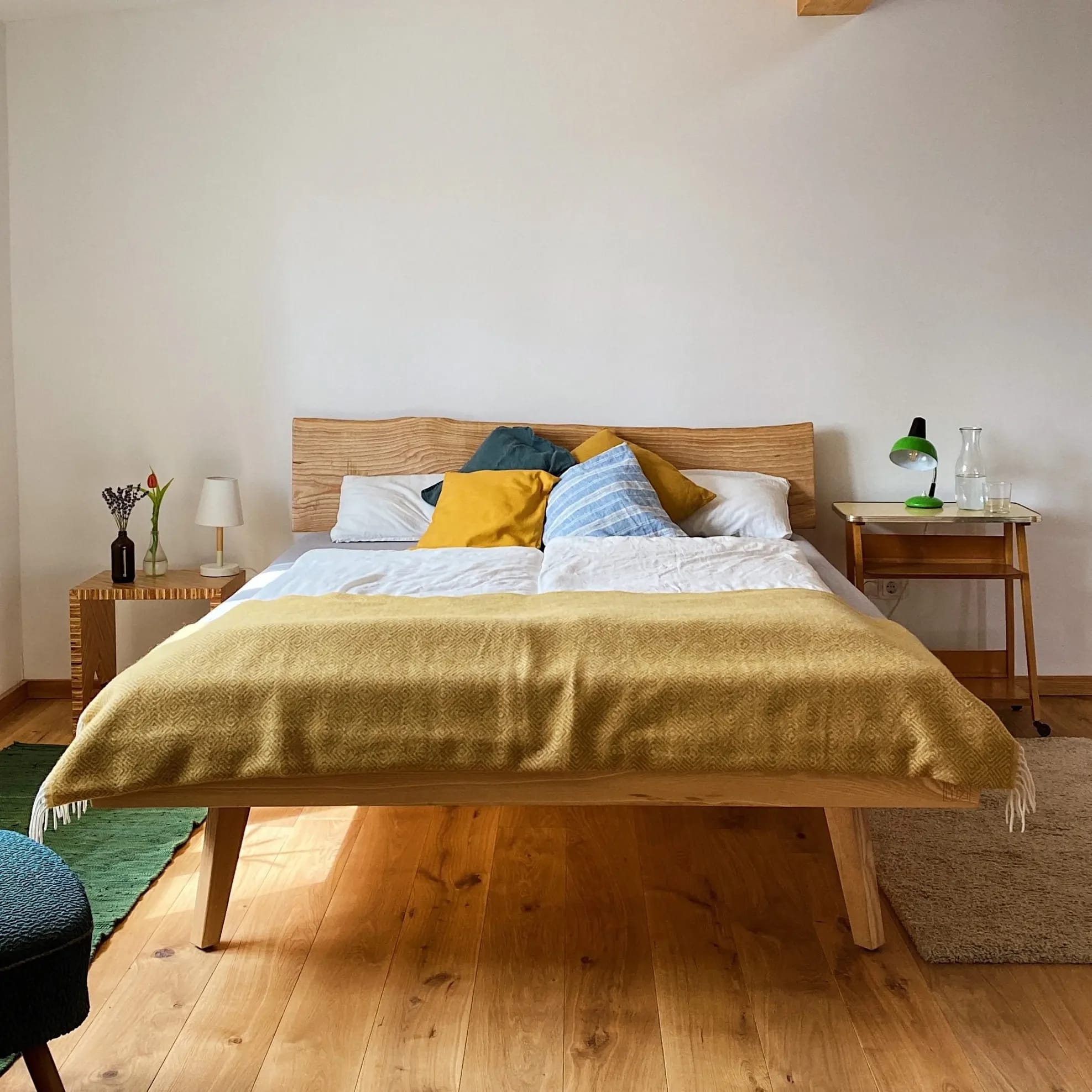 Gästezimmer mit Doppelbett und hölzernem Kopfteil