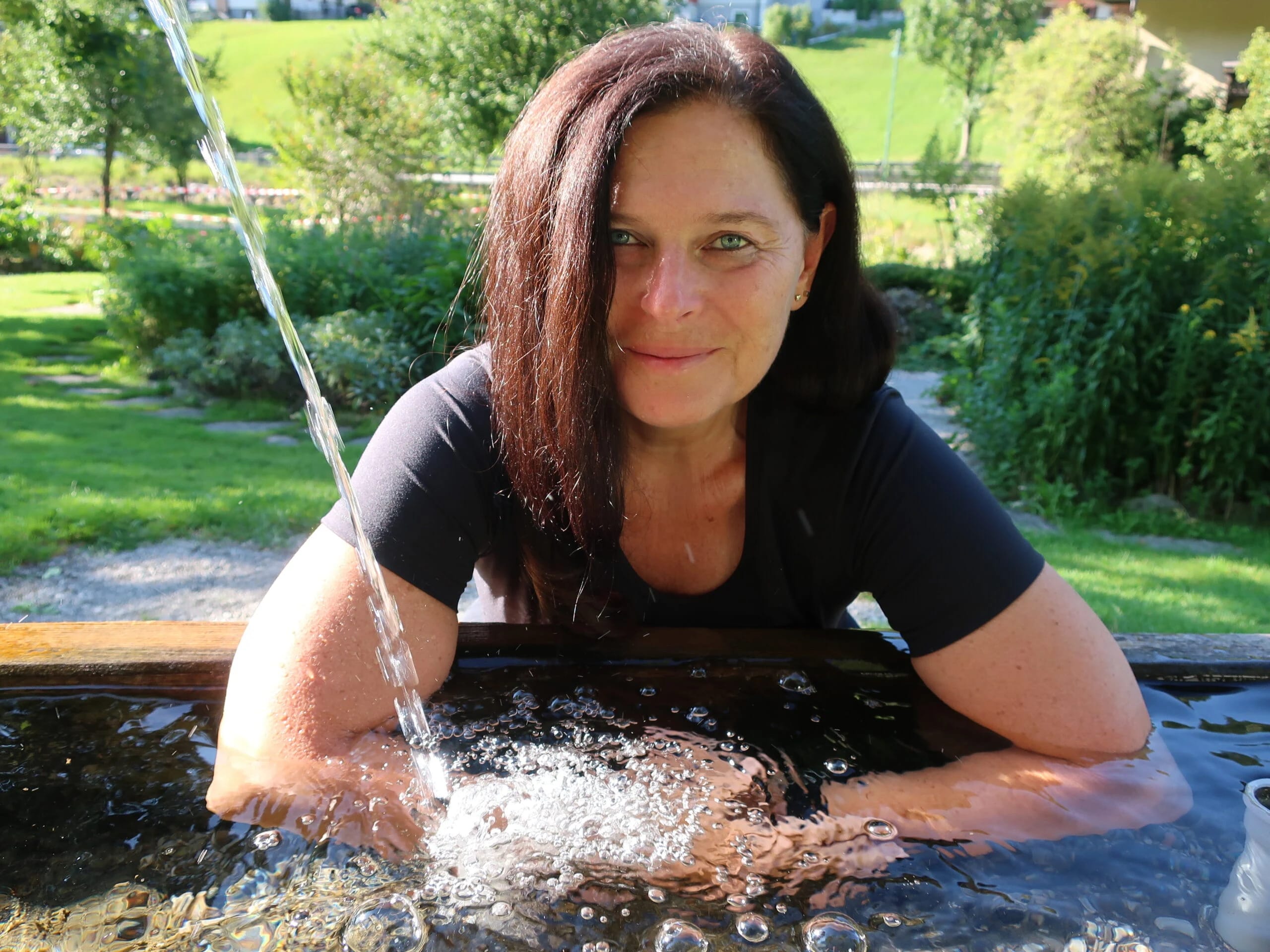 Porträt von Beate Berger an einem Kneippbecken