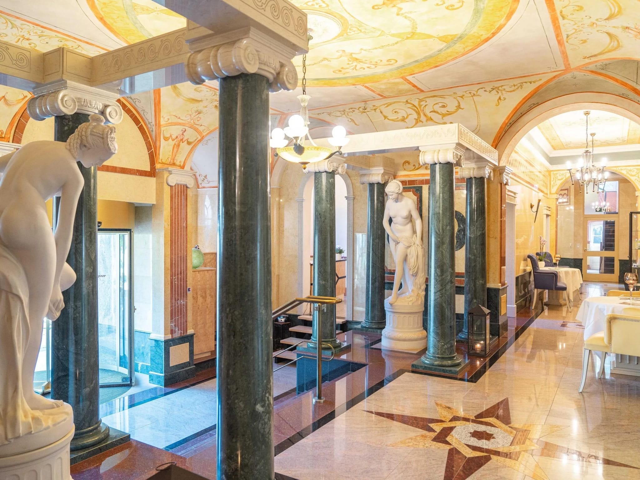Prunkvolle Eingangshalle mit Marmorsäulen, Statuen und Deckenmalerei