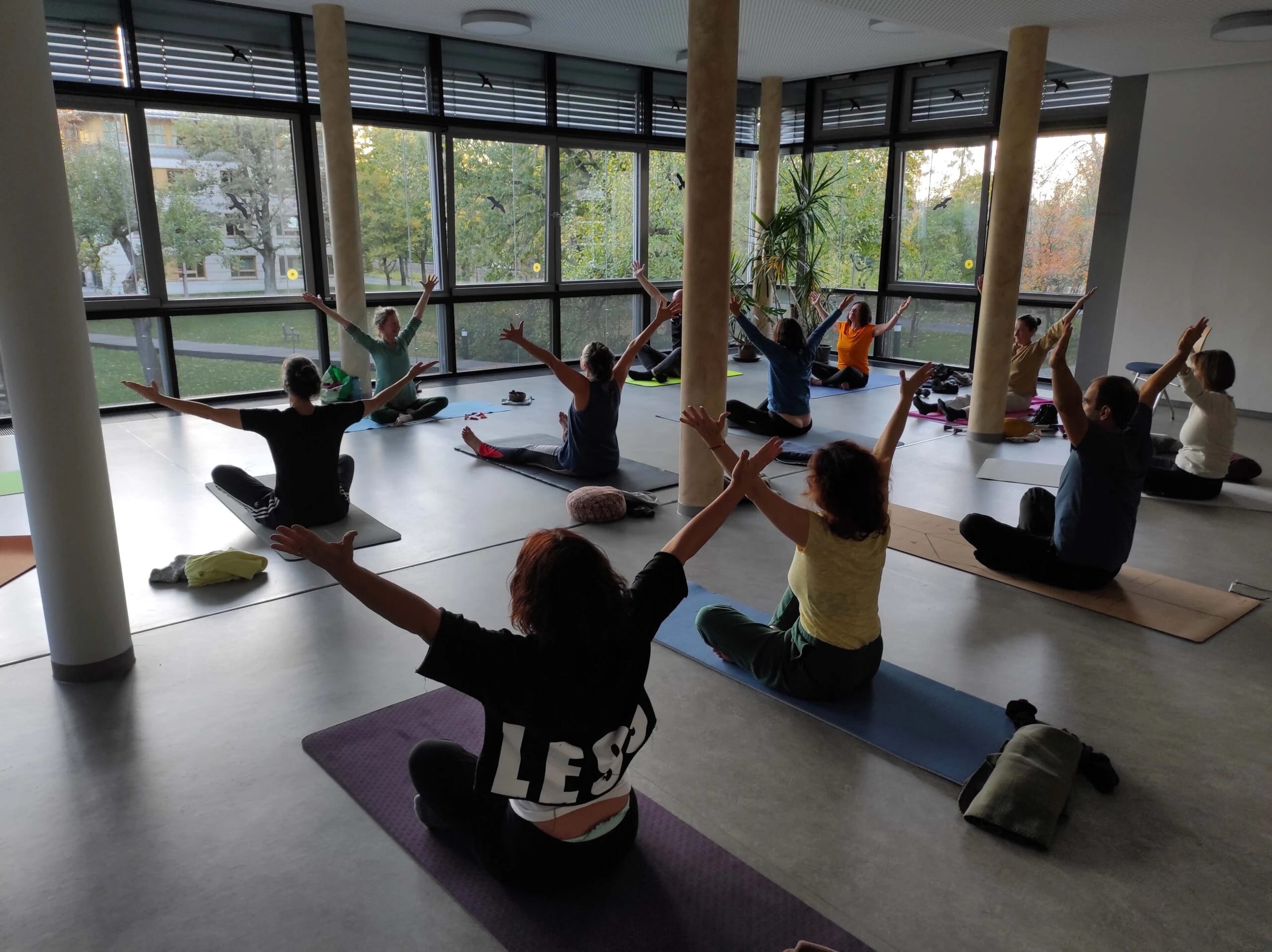 Yoga in der Mensa in Moritzburg