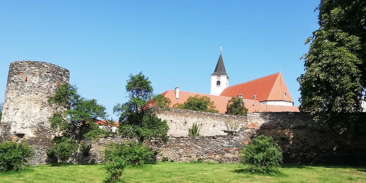 Außenansicht von Kloster Pernegg im Waldviertel