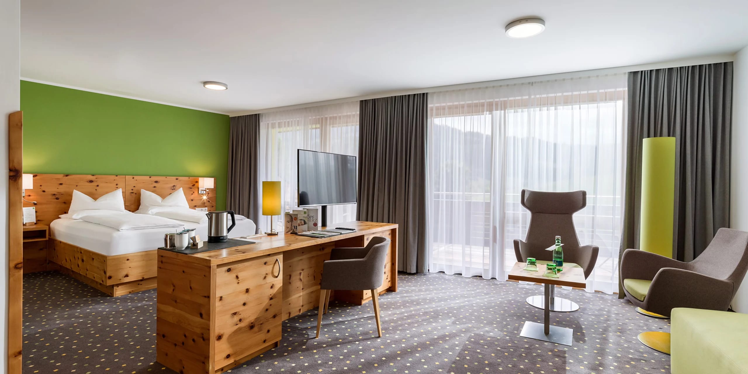 Junior-Suite mit Doppelbett, Schreibtisch und gemütlicher Sitzgruppe