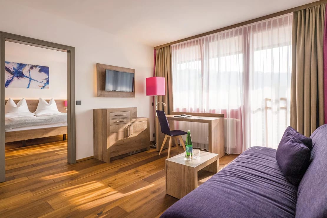 Suite mit Wohnbereich, Sofa und Blick ins Schlafzimmer