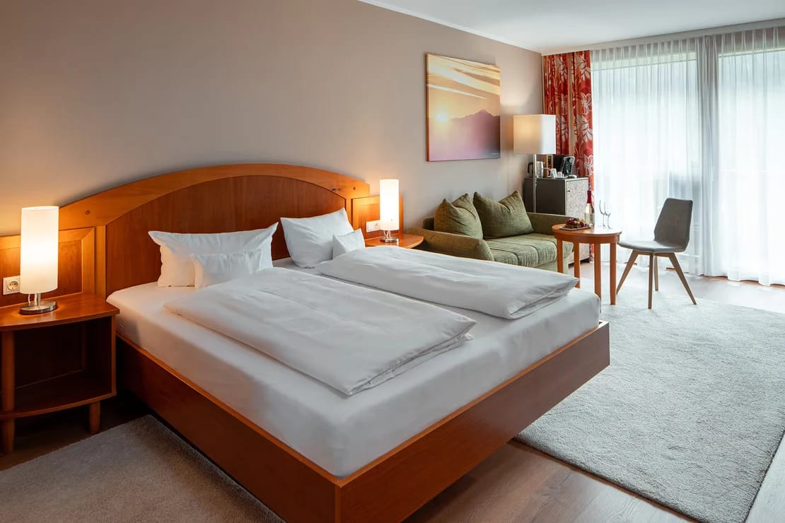 Doppelzimmer mit Doppelbett, Sitzsofa und Sessel