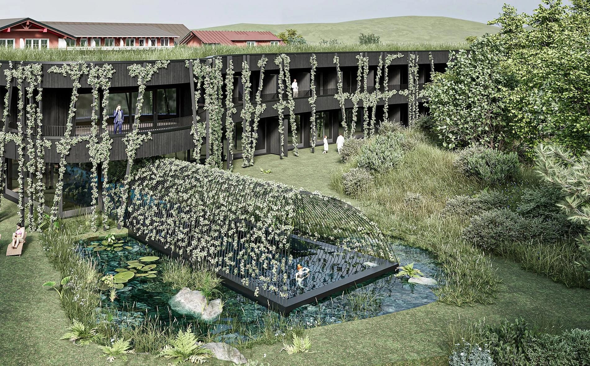 Außenansicht des Hotels mit begrünter Fassade und Schwimmteich im Garten